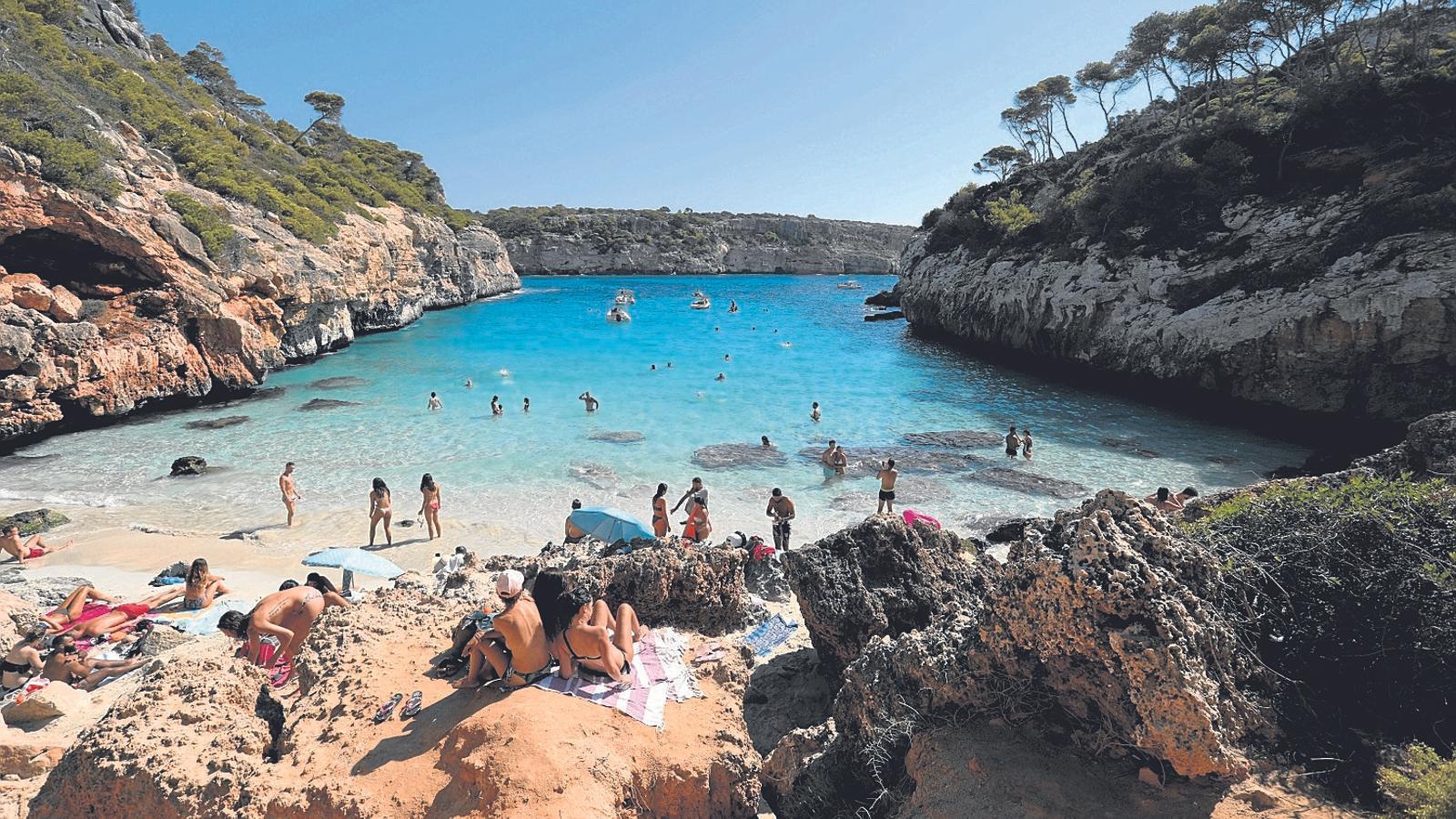 In July 2024, Santanyí City Council announced that 4,000 people were visiting Caló del Moro every day.