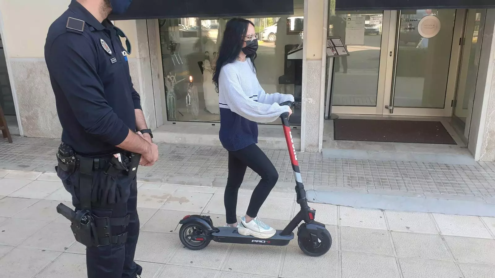 Policia Local al costat d'una usuària de patinet