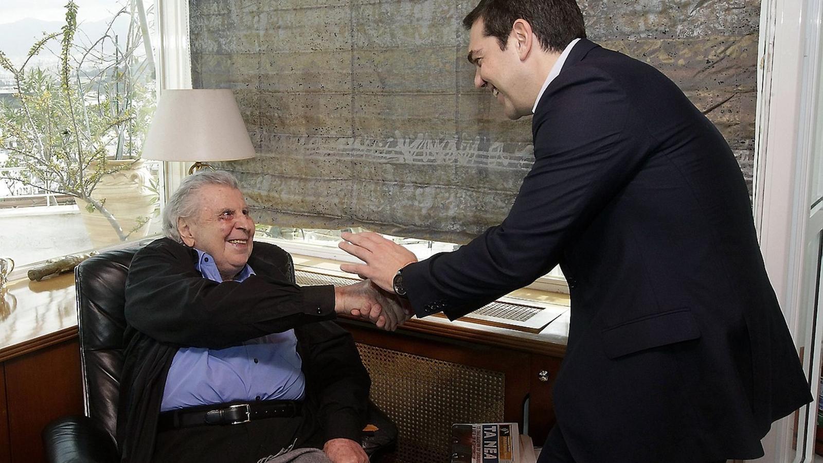El primer ministre grec, Alexis Tsipras, va anar ahir a visitar el compositor i intel·lectual Mikis Theodorakis, icona de l’esquerra, que havia criticat l’acord.