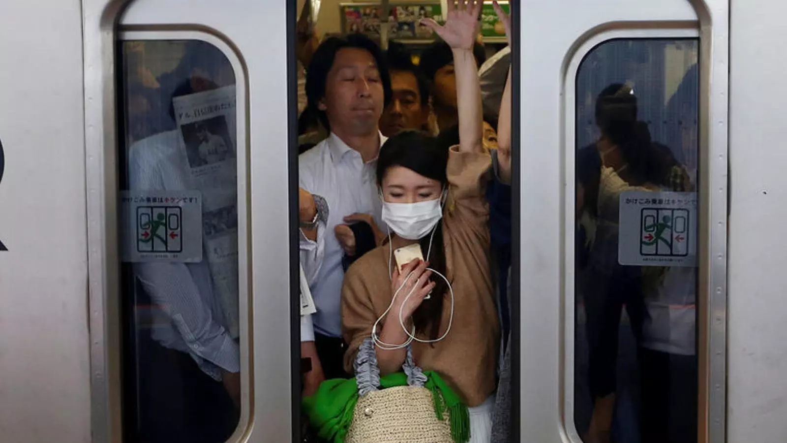 Una periodista japonesa mor després de fer 159 hores extres de feina