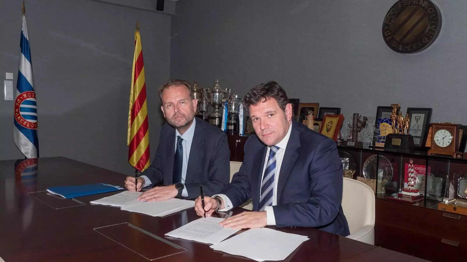 Moment de la signatura del contracte entre l'Espanyol i Kelme