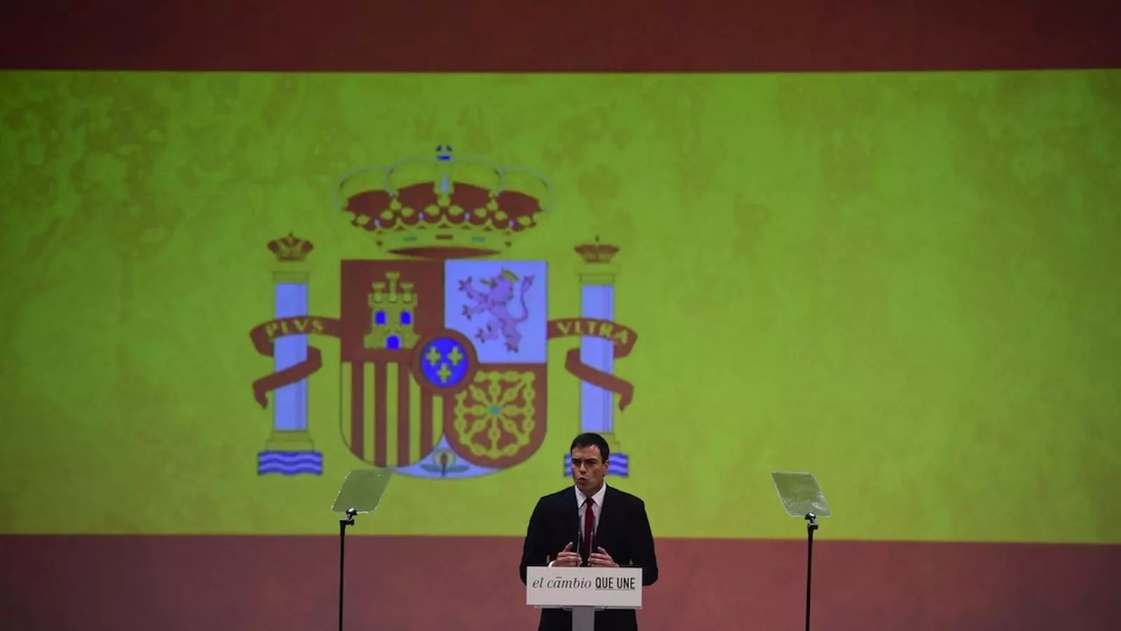 Pedro Sánchez amb la bandera espanyola de fons / DANI POZO / AFP