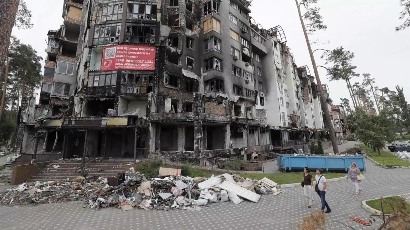 Danys per bombardejos en una zona residencial de la ciutat d'Irpin.