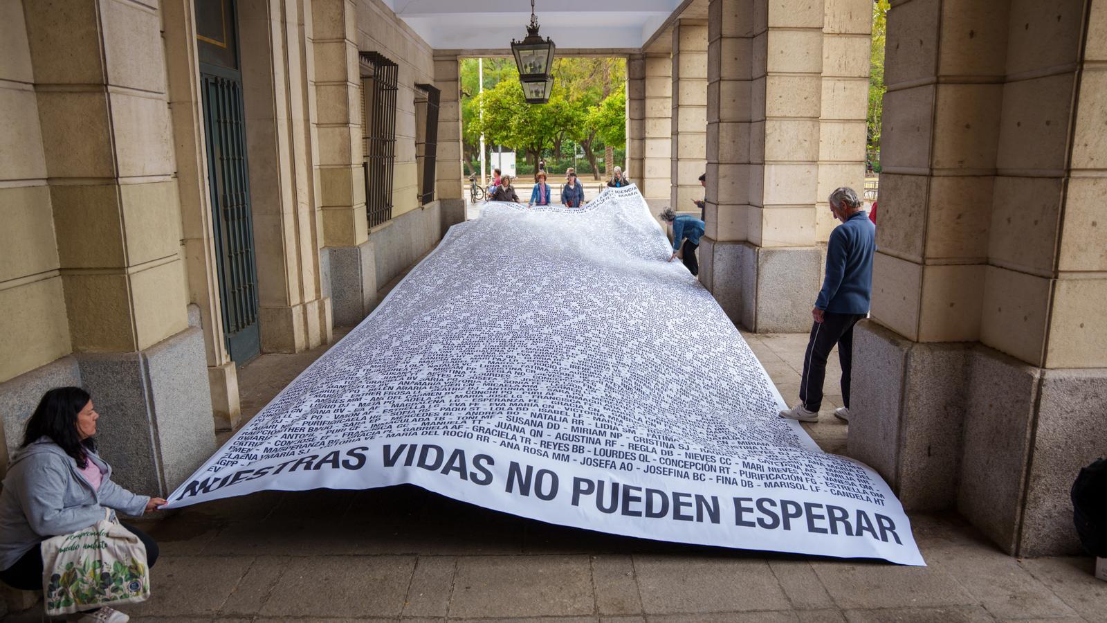 Pancarta con los nombres de las afectadas por el escándalo de los cribados de cáncer de mama en Andalucía.