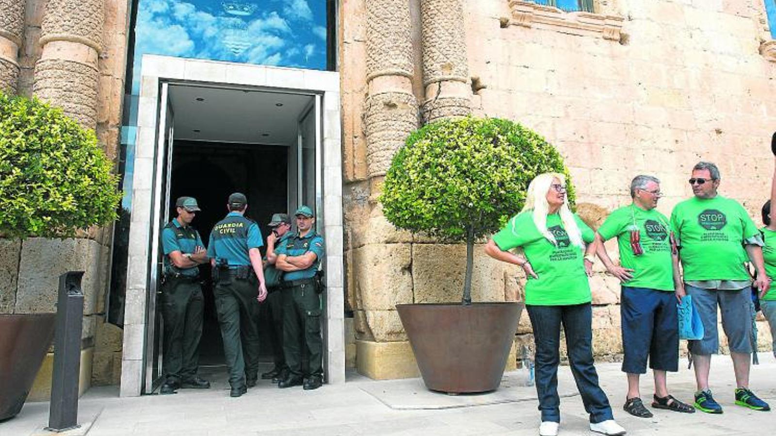 UNA OPERACIÓN QUE LEVANTÓ MUCHA EXPECTACIÓN
Los registros en el Ayuntamiento de Torredembarra comenzaron ayer a primera hora de la mañana y generaron expectación entre los vecinos. El alcalde, Daniel Masagué, participó en las tareas de investigación. A él y a los otros siete detenidos se les acusa de los presuntos delitos de corrupción, malversación, blanqueo de dinero y tráfico de influencias.