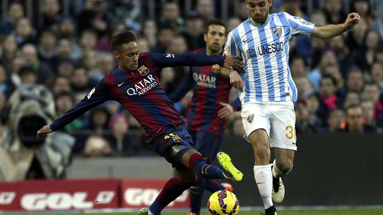 Neymar va veure la groga després de cometre dues faltes dures en pocs segons al final del partit. A la imatge lluitant amb Darder.