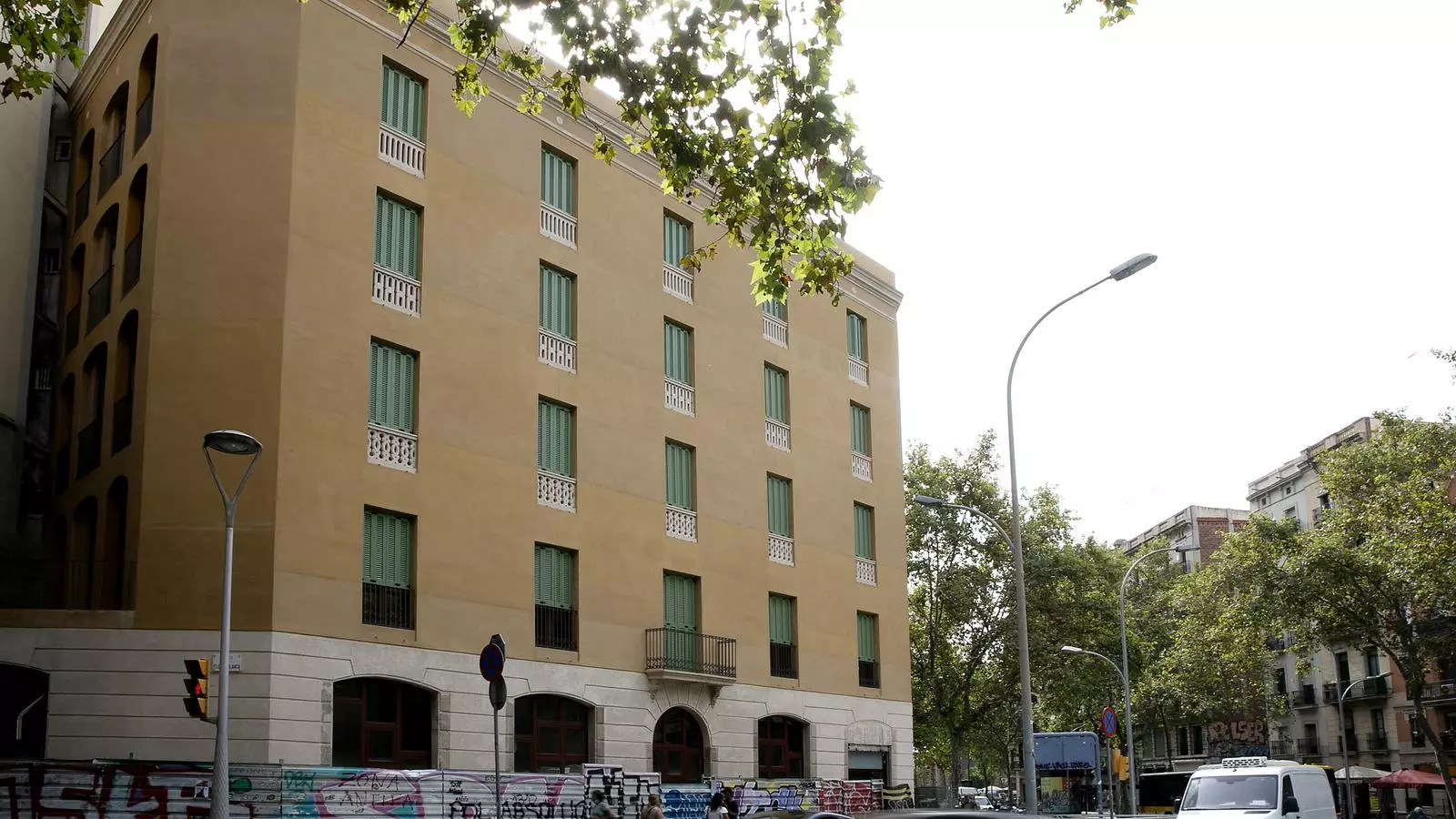 La façana de l'edifici de la Carboneria, al carrer Urgell de Barcelona