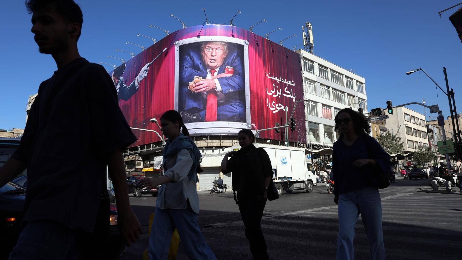 Gente paseando por delante de un cartel anti-Trump en las calles de Teherán, el 23 de septiembre de 2026.