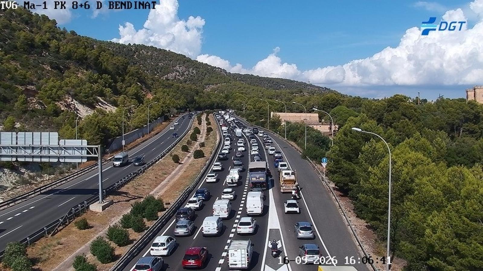 Imagen de la retención en la vía de Cintura, este miércoles.