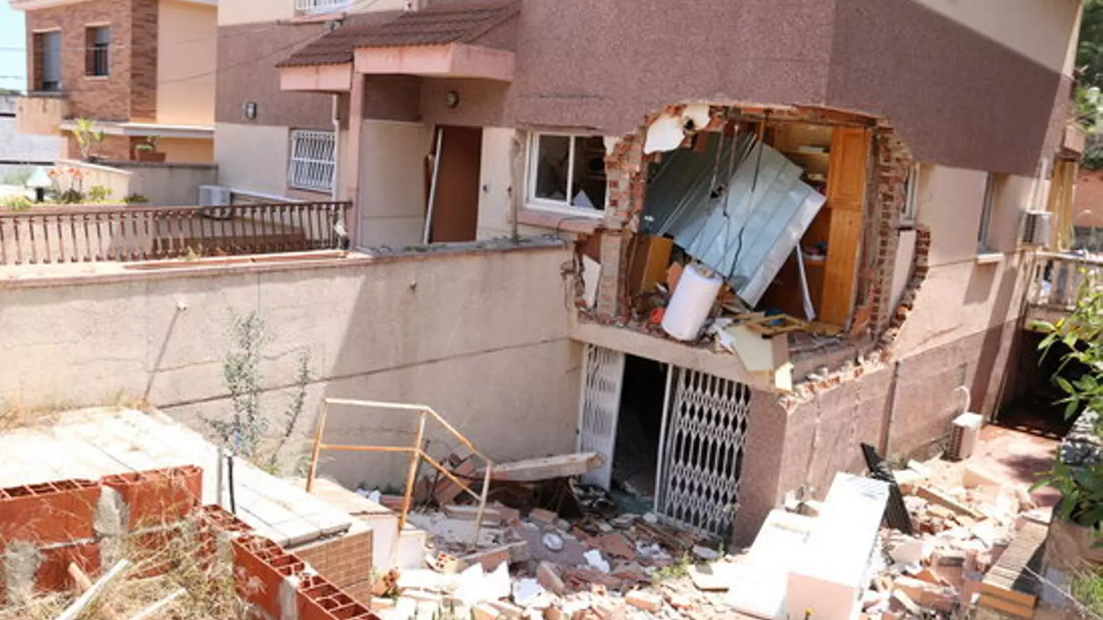Detall de la destrossa de la deflagració en una de les parets de la casa de Segur de Calafell