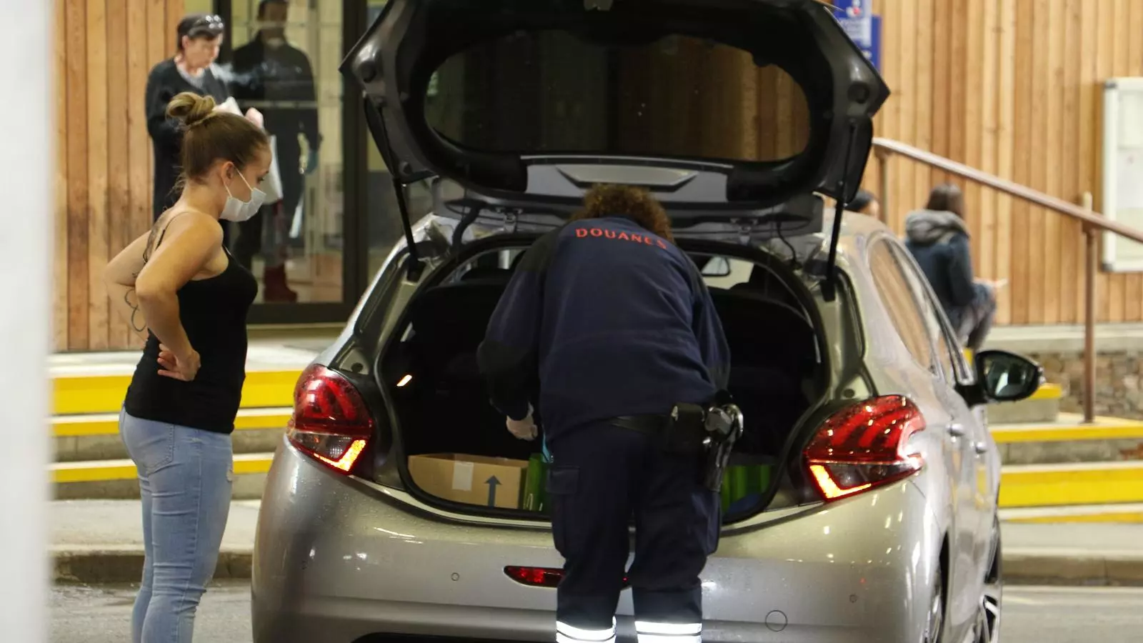La policia francesa revisa els vehicles que creuen la frontera. / E.C. (ANA)