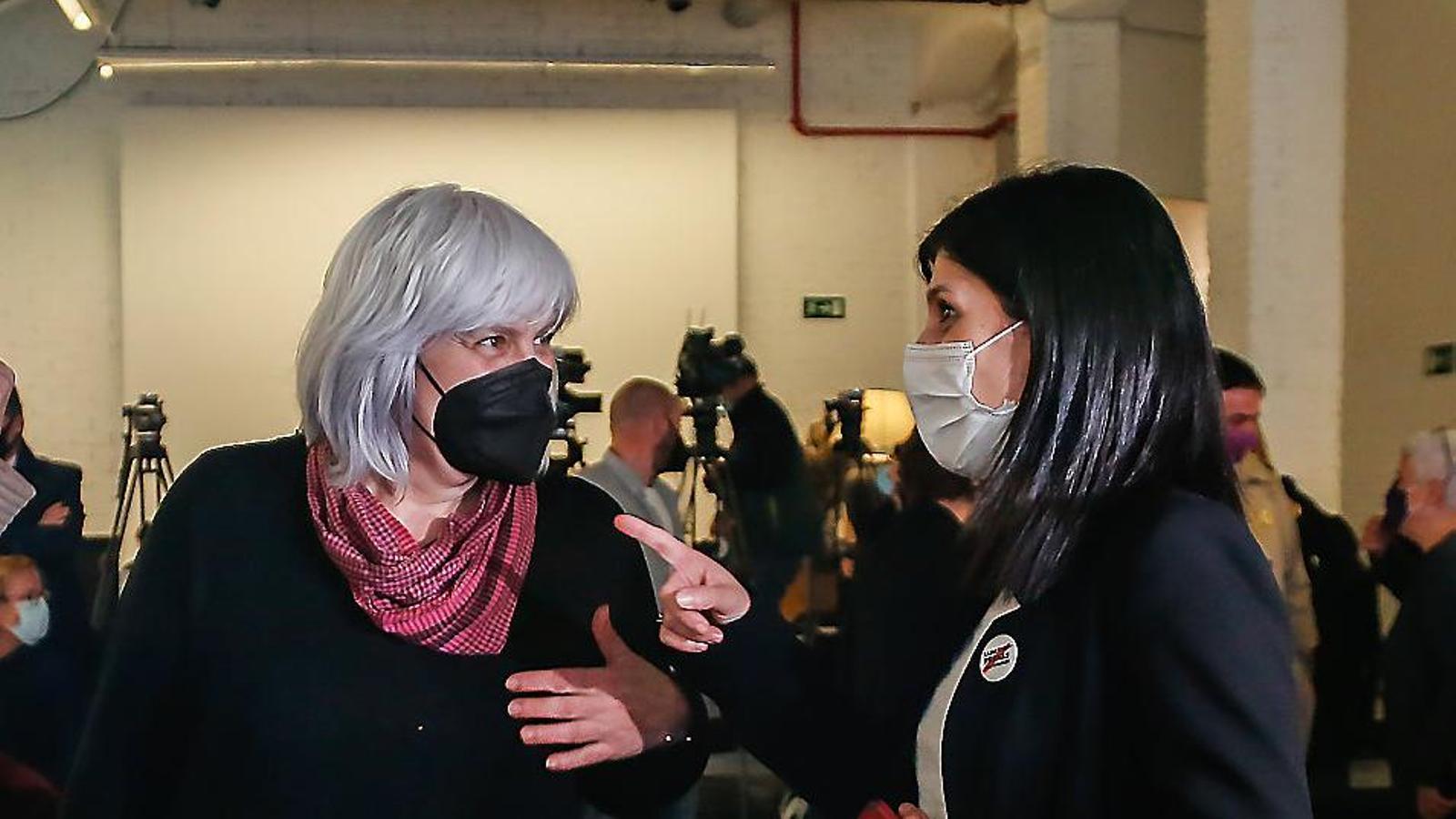 La presidenta de la CUP al Parlament, Dolors Sabater, i la portaveu d’ERC, Marta Vilalta, conversant el 4 de març durant la conferència de Pere Aragonès.