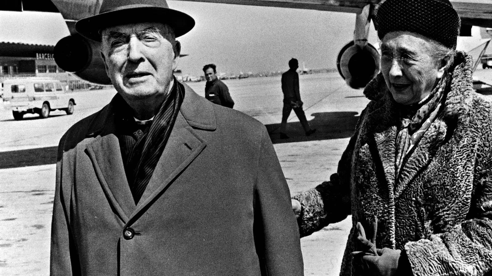 Josep Carner i la seva dona a l'aeroport de Barcelona, el 1970. Hi tornaven després de més de 30 anys