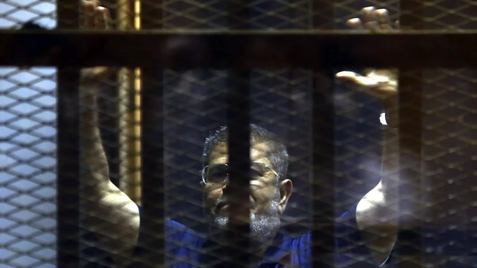 Mursi, a la sala des d'on ha seguit el veredicte. KHALED ELFIQUI / EFE