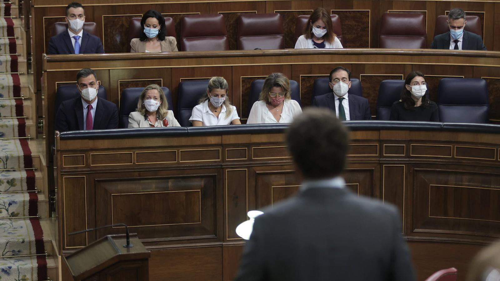 El president espanyol, Pedro Sánchez, observant la intervenció del líder del PP, Pablo Casado, al Congrés.