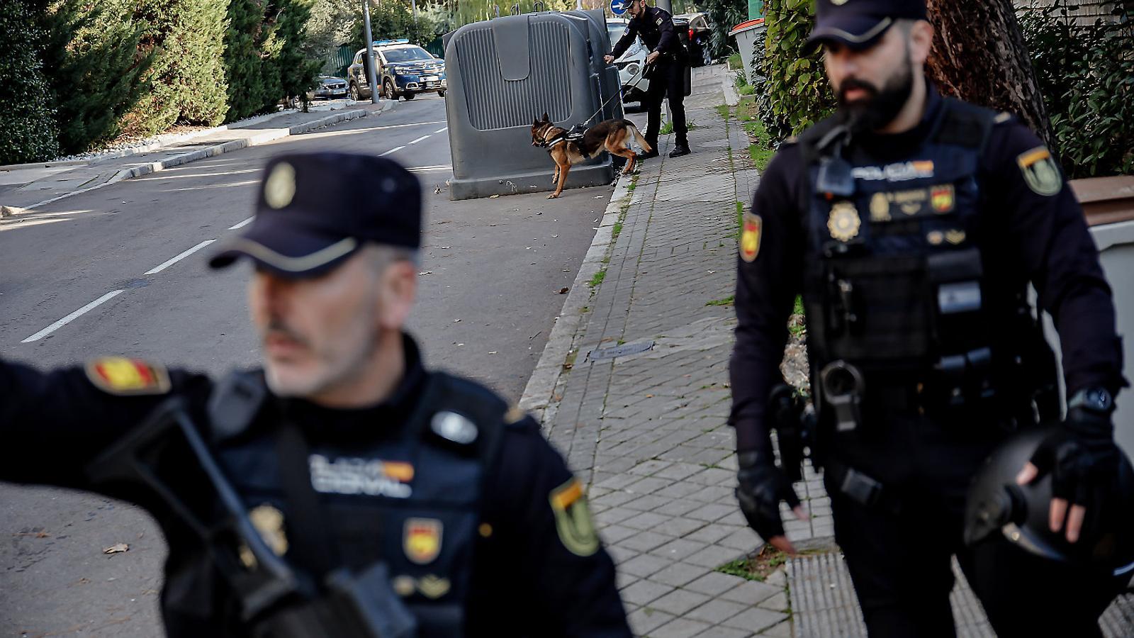 Agents de la Policia Nacional ahir a prop de l’ambaixada d’Ucraïna a Madrid.