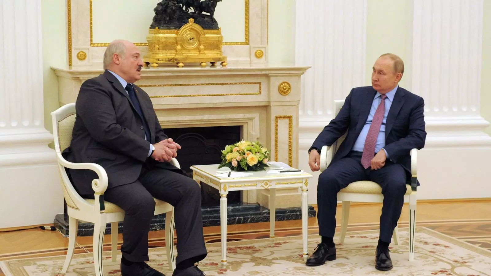Alexander Lukaixenko con Vladímir Putin este viernes en Moscú.