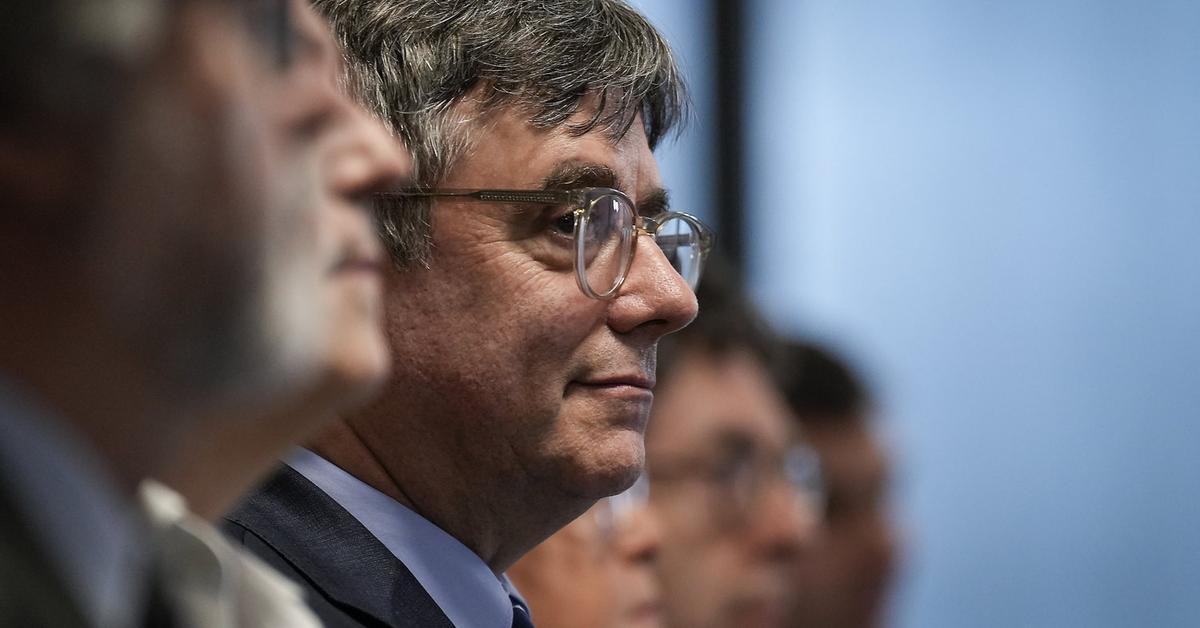 Carles Puigdemont Won't Return to Catalonia Until After Elections, Says Lawyer
