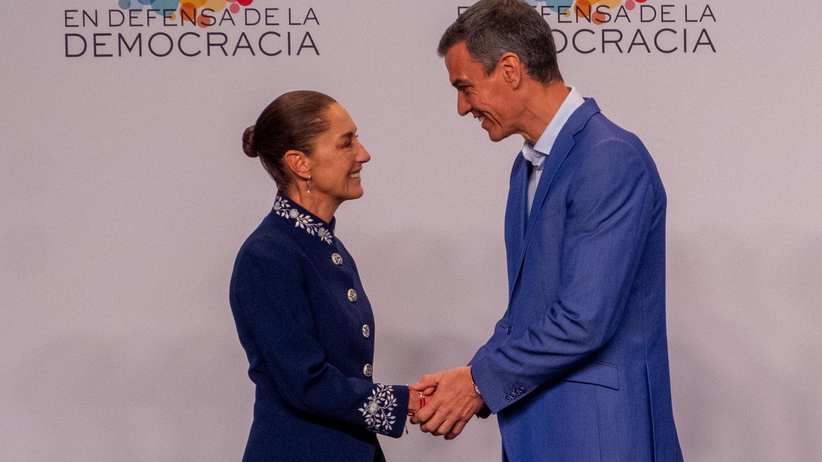 Pedro Sánchez saluda a Claudia Sheinbaum a la llegada a la IV Cumbre en Defensa de la Democracia