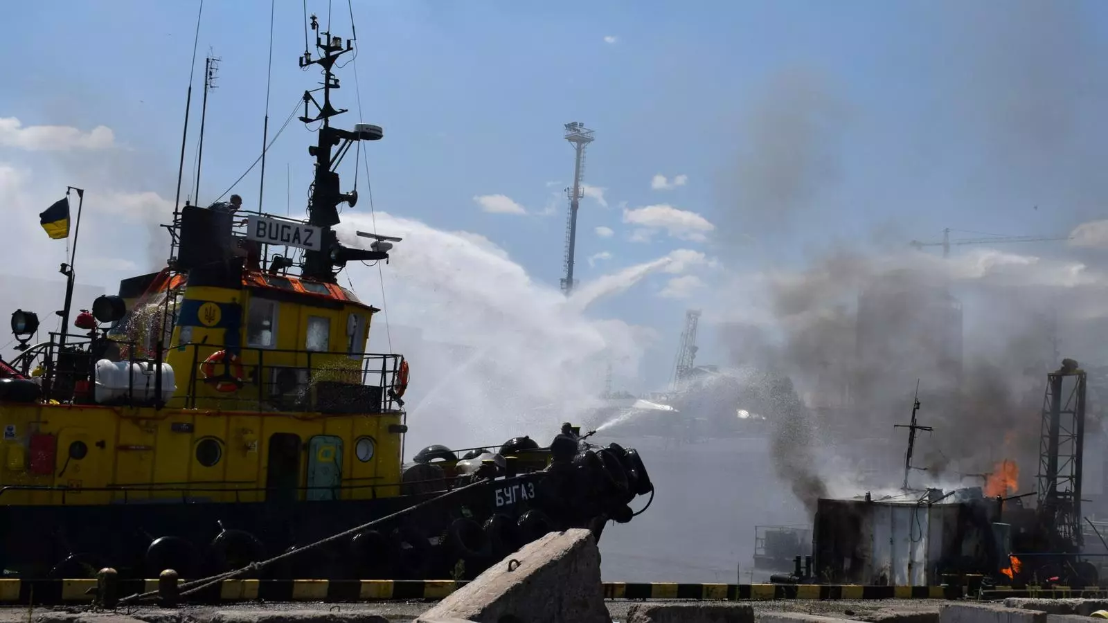 Bombers treballant al lloc de l'atac amb míssils russos al port marítim d'Odessa