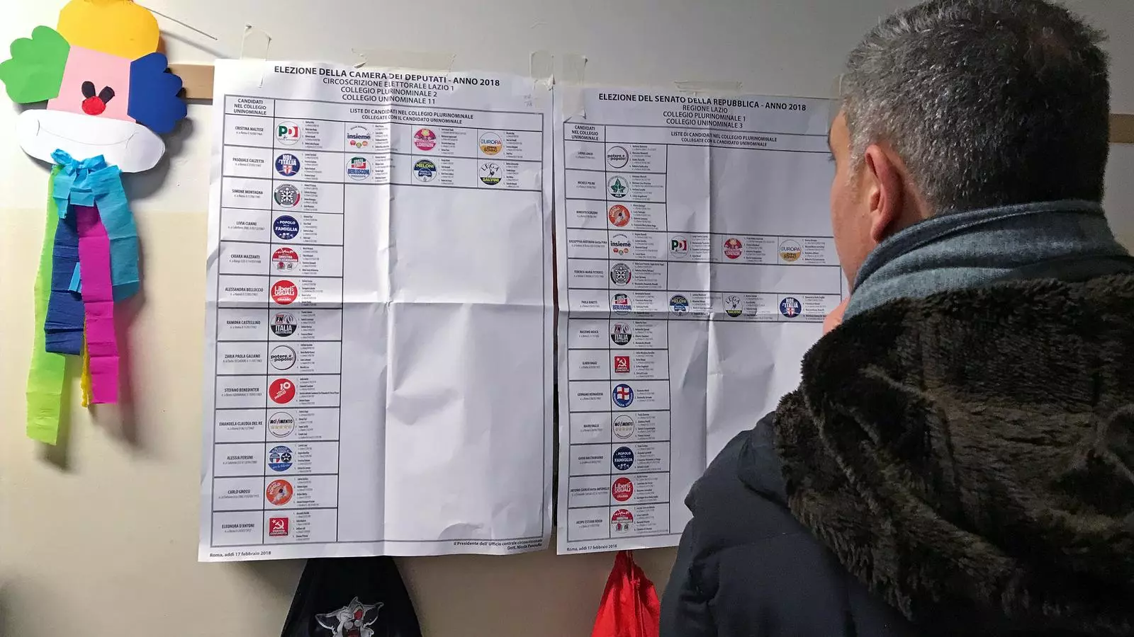 Un elector en un col·legi de Roma.