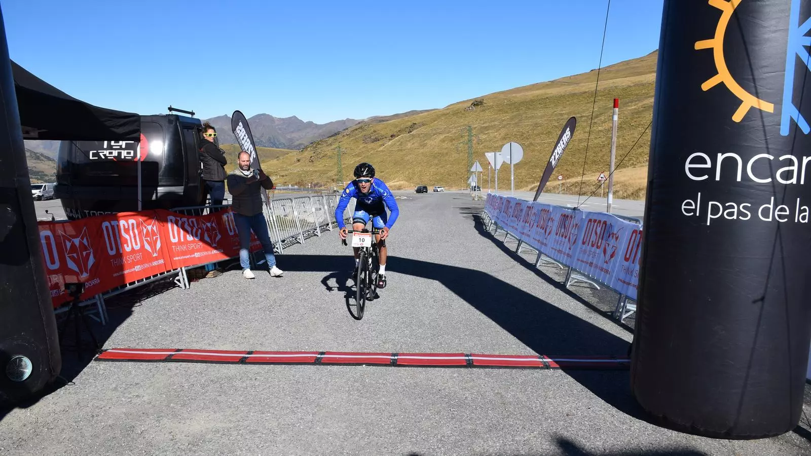 El guanyador de la primera cronoescalada, Miguel Martínez, travessa la línia d'arribada.
