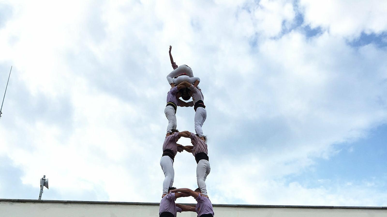 El 2d8f dels Minyons de Terrassa, la colla que ha quedat fora de la diada castellera de Sant Fèlix, dissabte a Palau-solità i Plegamans.