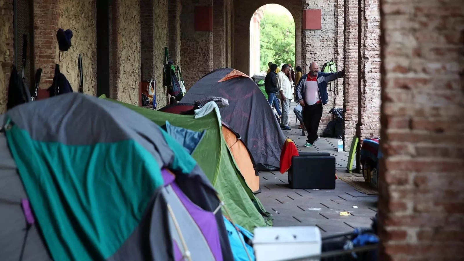 Tanquen l'alberg per a gent sense sostre de Nou Barris per deu casos de covid-19