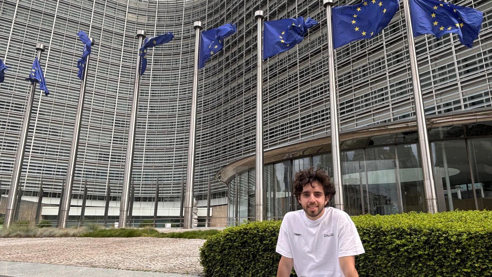 Alejandro González, in front of the headquarters of the European institutions, in Brussels, where he resides.
