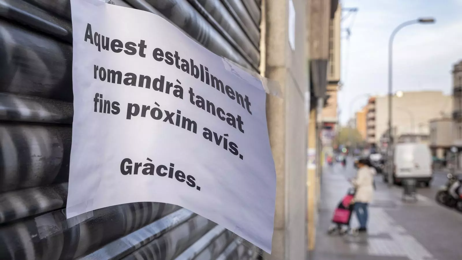 Un comerç tancat a Esplugues de Llobregat durant el confinament per la pandèmia del Covid-19