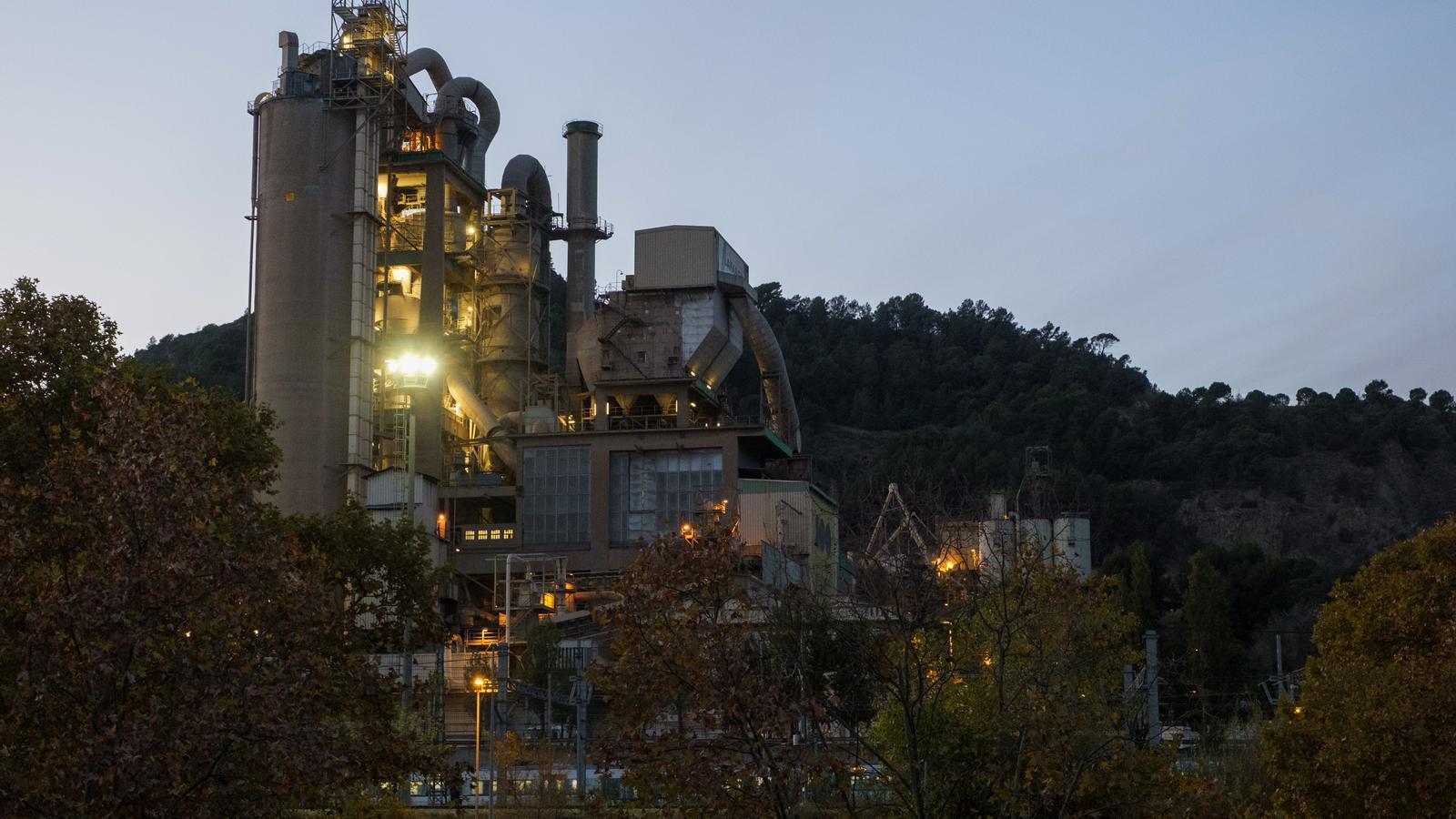 La cementera Lafarge de Montcada i Reixac.