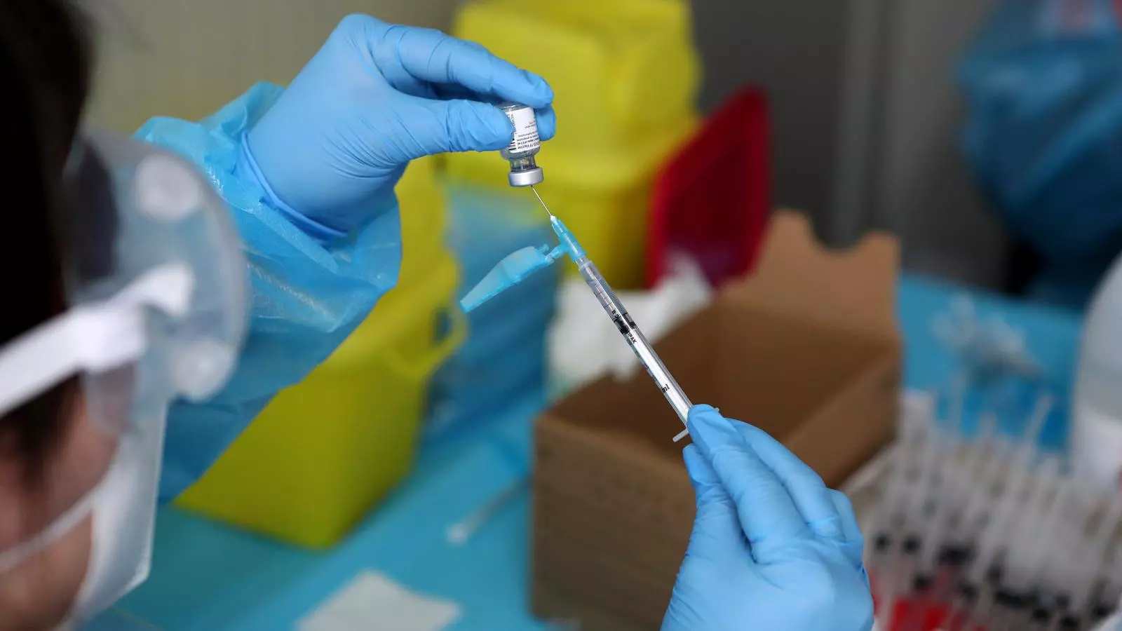Un professional sanitari prepara una dosi de la vacuna contra el covid-19.