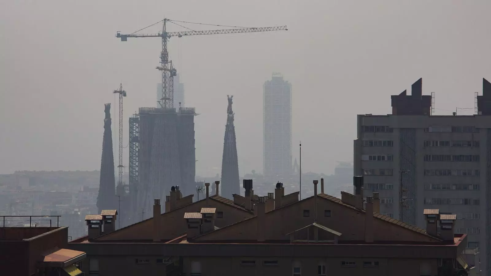 Barcelona enmig de la 'boira' de contaminació per partícules en suspensió.