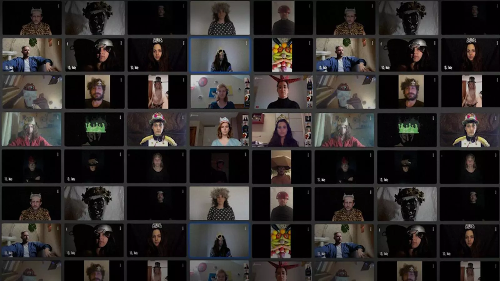 Els participants a la 'performance', que ha comptat amb una trentena de creatius