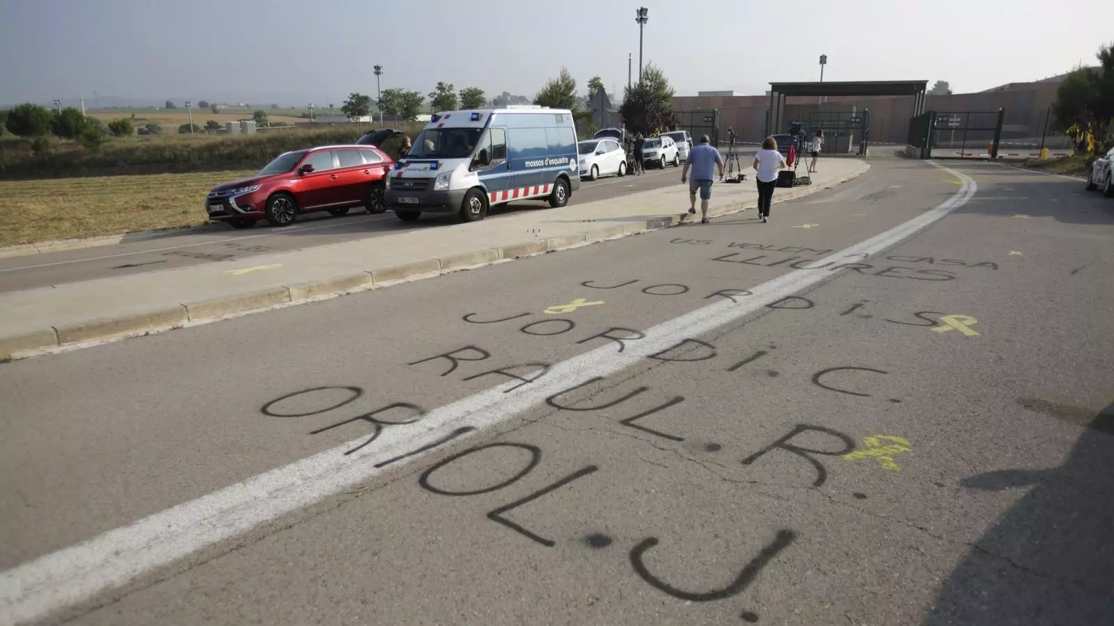 Pintades en favor de l'alliberament dels presos polítics catalans a l'entrada de la presó de Lledoners