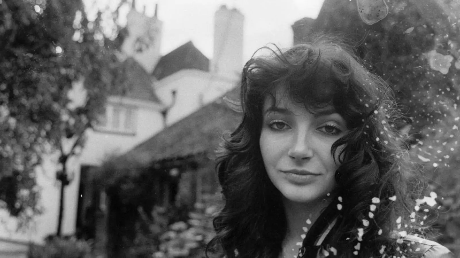 La cantautora y músico inglesa Kate Bush en la casa de su familia a East Wickham, Londres, 26 de septiembre de 1978