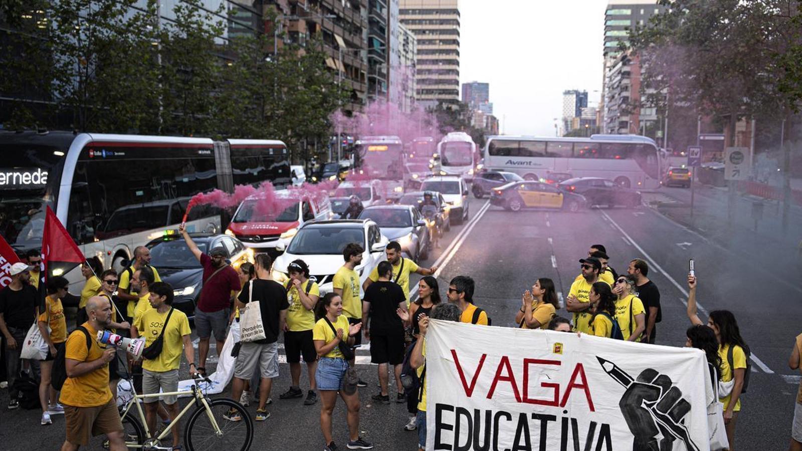 Corte en la Gran Vía por la huelga de docentes