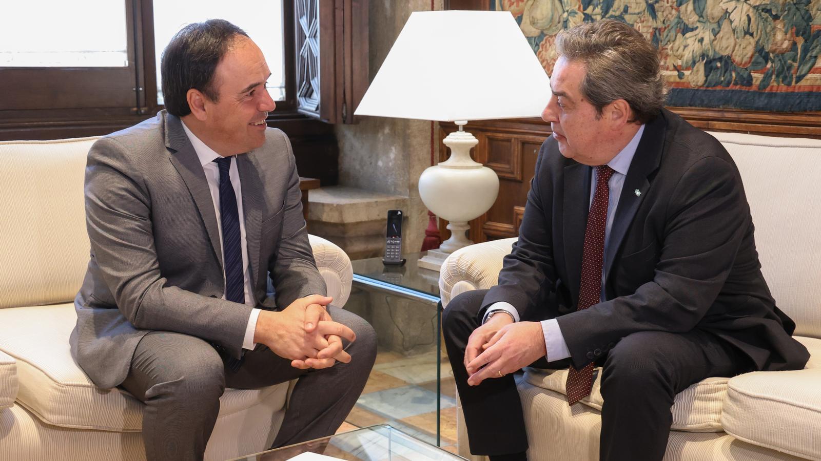 The Valencian president, Juanfran Pérez Llorca, with the Vox spokesperson in the Valencian Courts, José María Llanos.