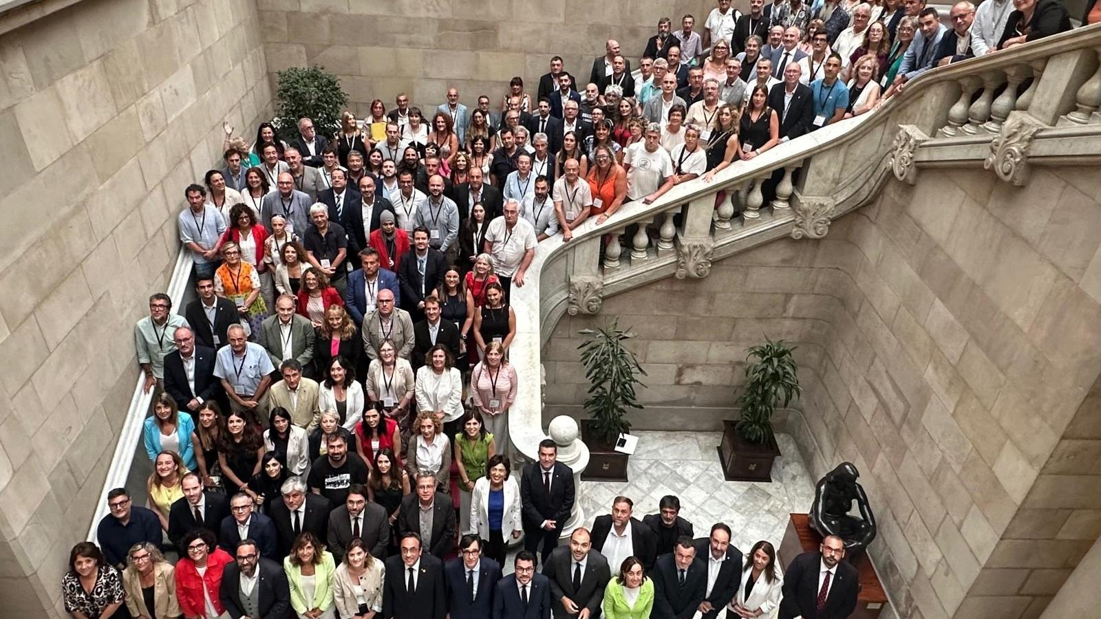 Picture of deputies in the Parliament and dozens of mayors after the approval of the statute for rural municipalities this Wednesday.