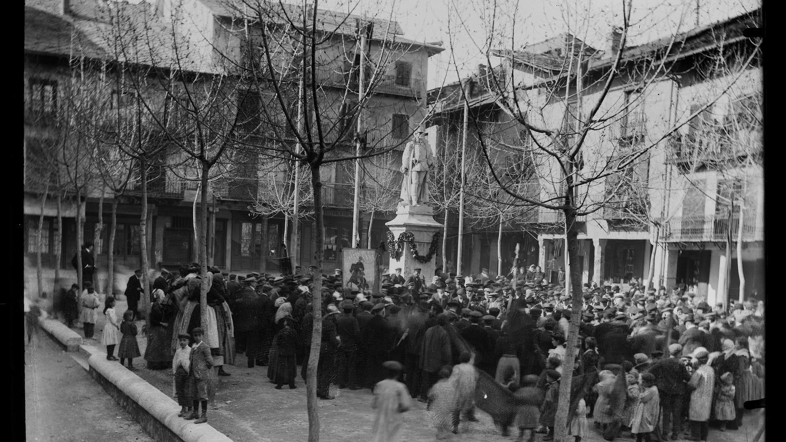 Commemoration of April 10, at the monument dedicated to Brigadier Josep Cabrinetty, in Puigcerdà at the beginning of the 20th century.