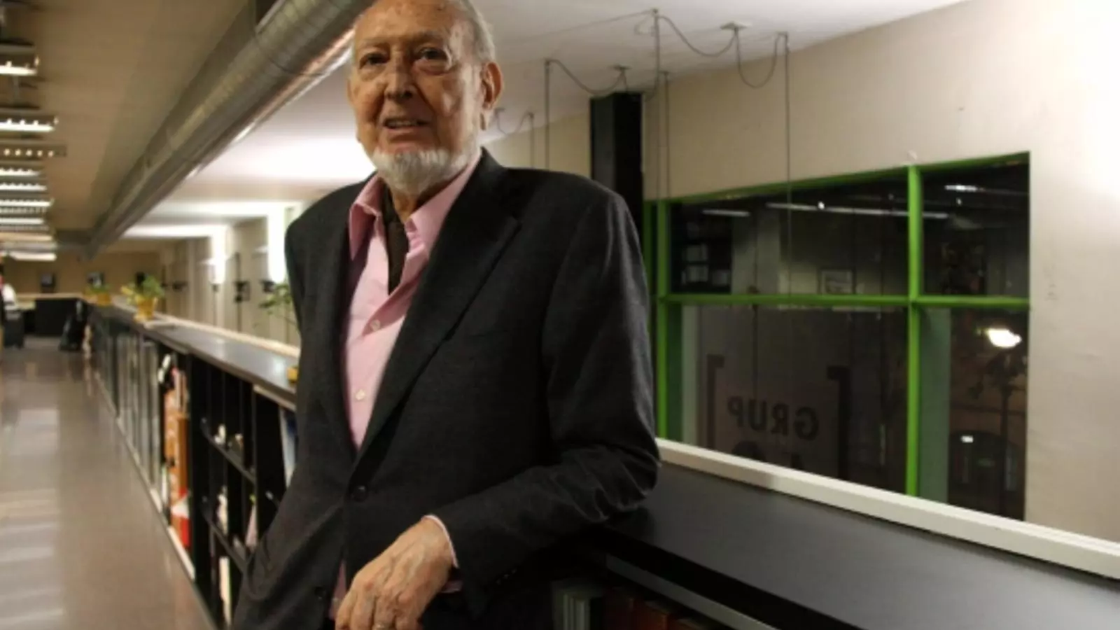 L'editor Josep Maria Castellet a la seu d'Edicions 62