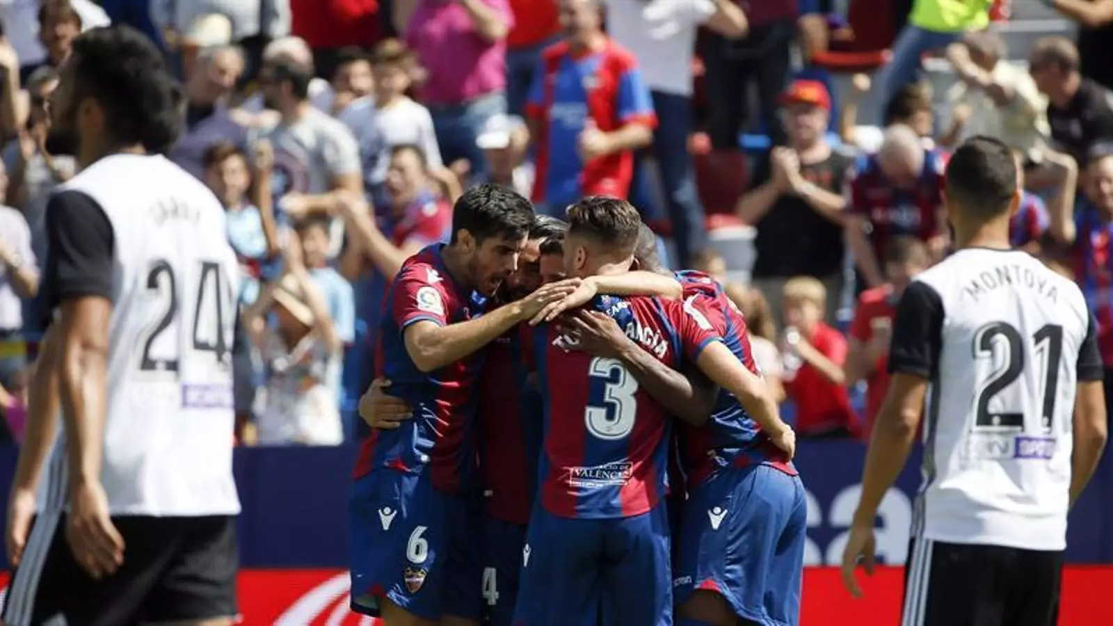L'alegria dels jugadors del Llevant durant el derbi