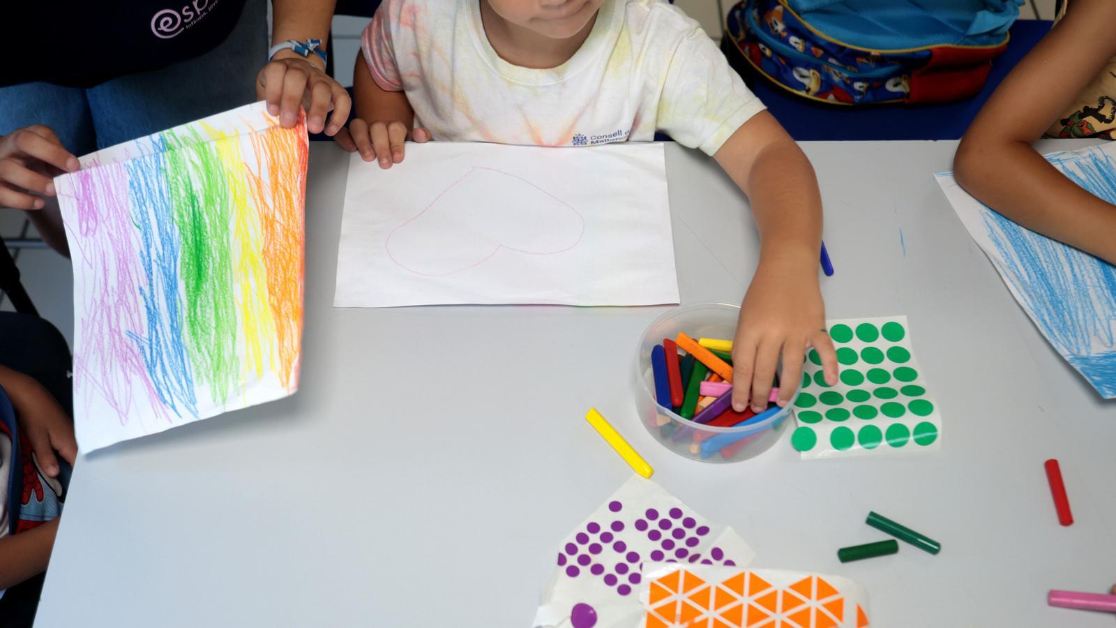 Infanta realiza actividades en una escuela de verano.
