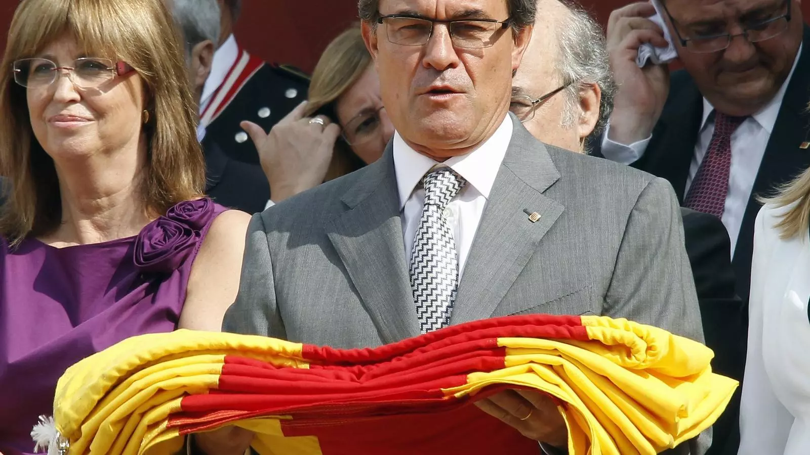 Artur Mas sosté la senyera a l'acte institucional del Parc de la Ciutadella.