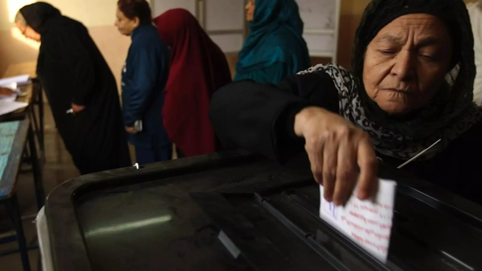 Una dona vota al Caire. AFP