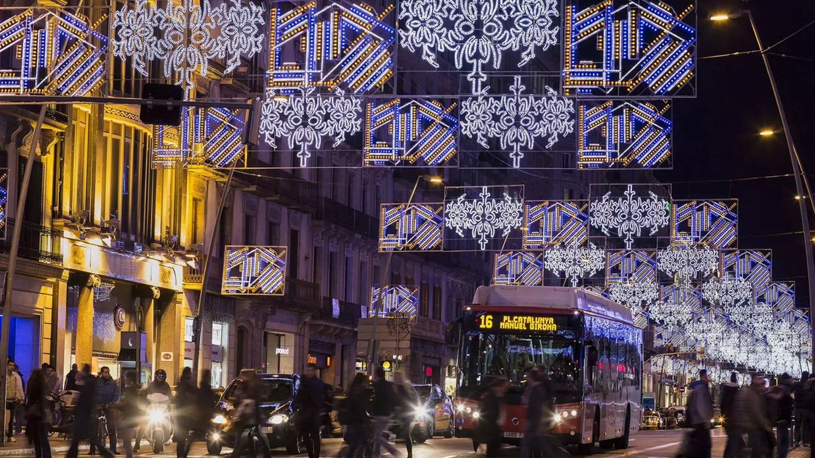 El carrer Pelai, il·luminat durant les festes de Nadal / MANOLO GARCÍA