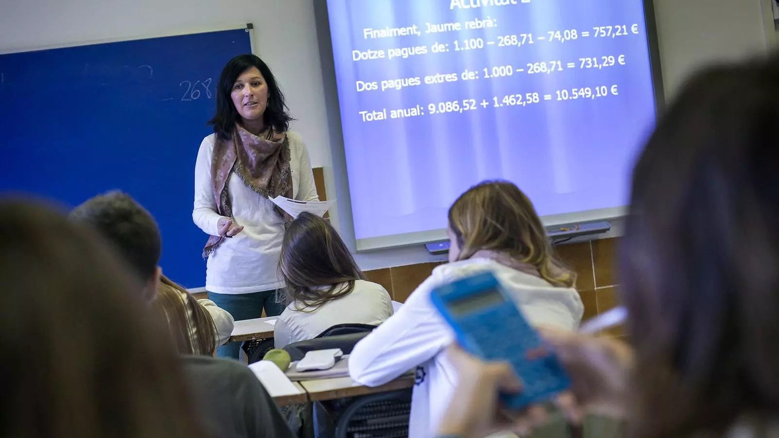 Isabel Lara, assessora financera d'un banc, explicant als alumnes de 4t d'ESO del Col·legi Jesús Maria de Barcelona la diferència entre el salari brut i el net.