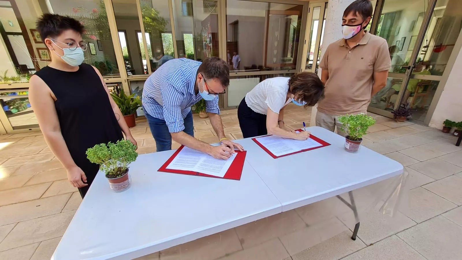 Fina Santiago i Miquel Oliver signen un conveni que garanteix el finançament durant els propers tres anys.