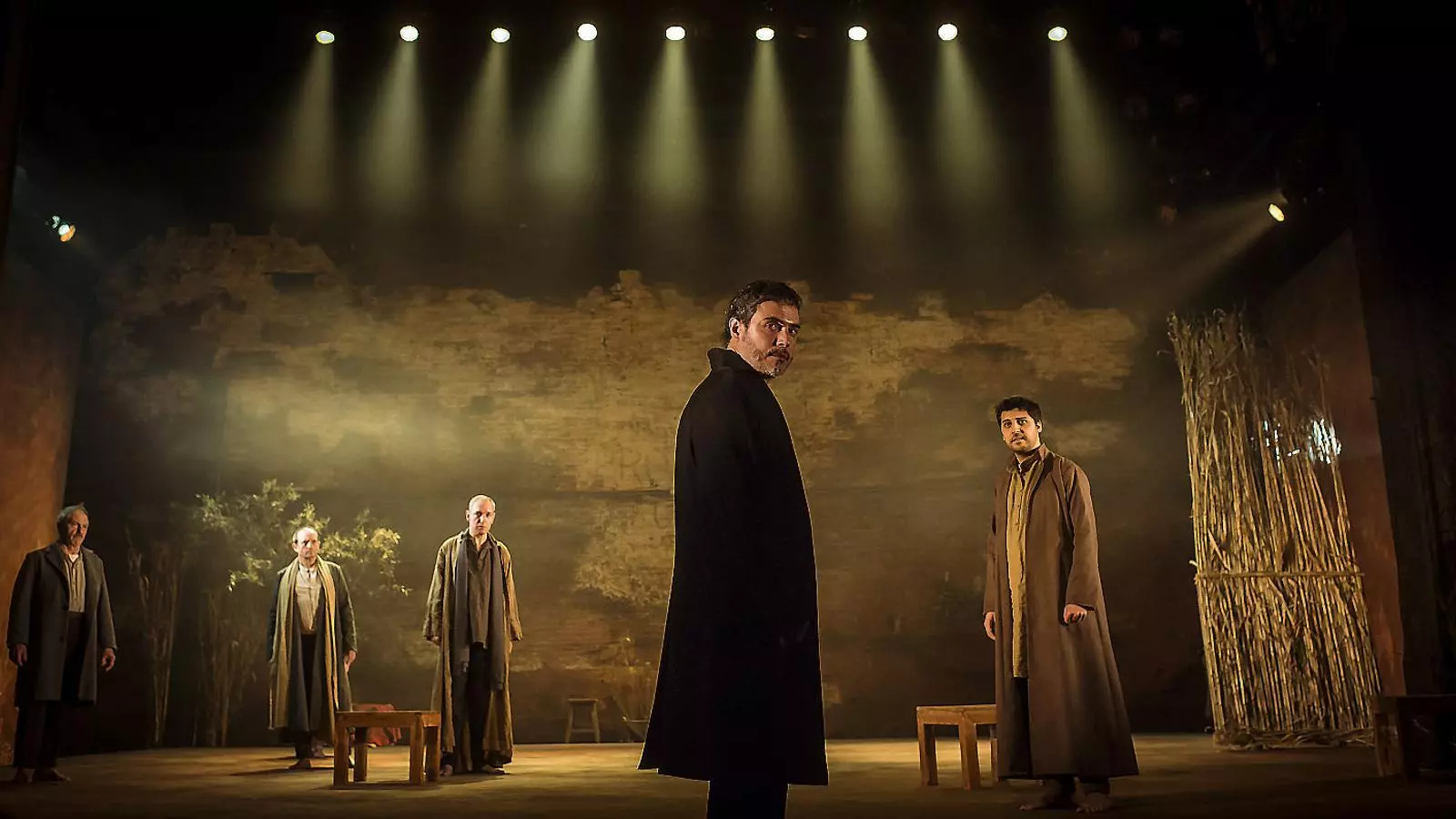 Julio Manrique, que interpreta Èdip, rei de Tebes, entre els actors Carles Martínez (un sacerdot) i Marc Rius (Creont).