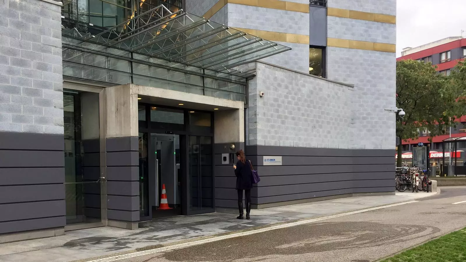 Porta per on el ciutadà kurd ha intentat entrar en flames a les oficines d'ACNUR